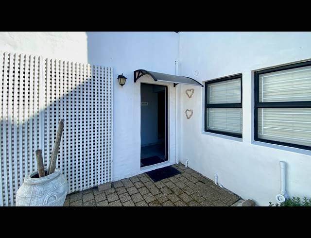 6 BEDROOM HOUSE FOR SALE IN DWARSKERSBOS